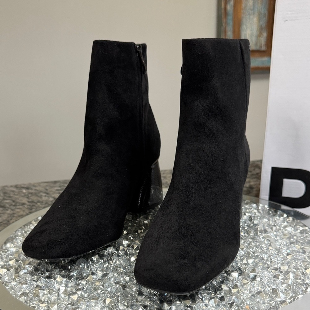 DKNY Black Ankle Booties with Textured Block Heel NEW 9.5 - Picture 7 of 17
